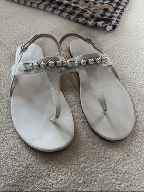 Stuart Weitzman Perla T-Strap Sandal. White. Size 9.